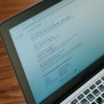 Laptop met zoekresultaten in Google, symbool voor SEO-optimalisatie